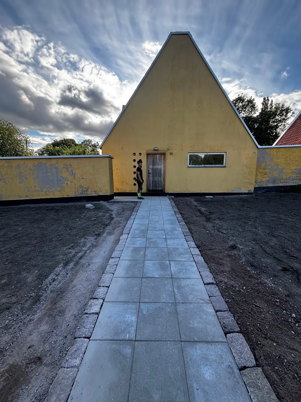 Nylagd plattgång fram till entré