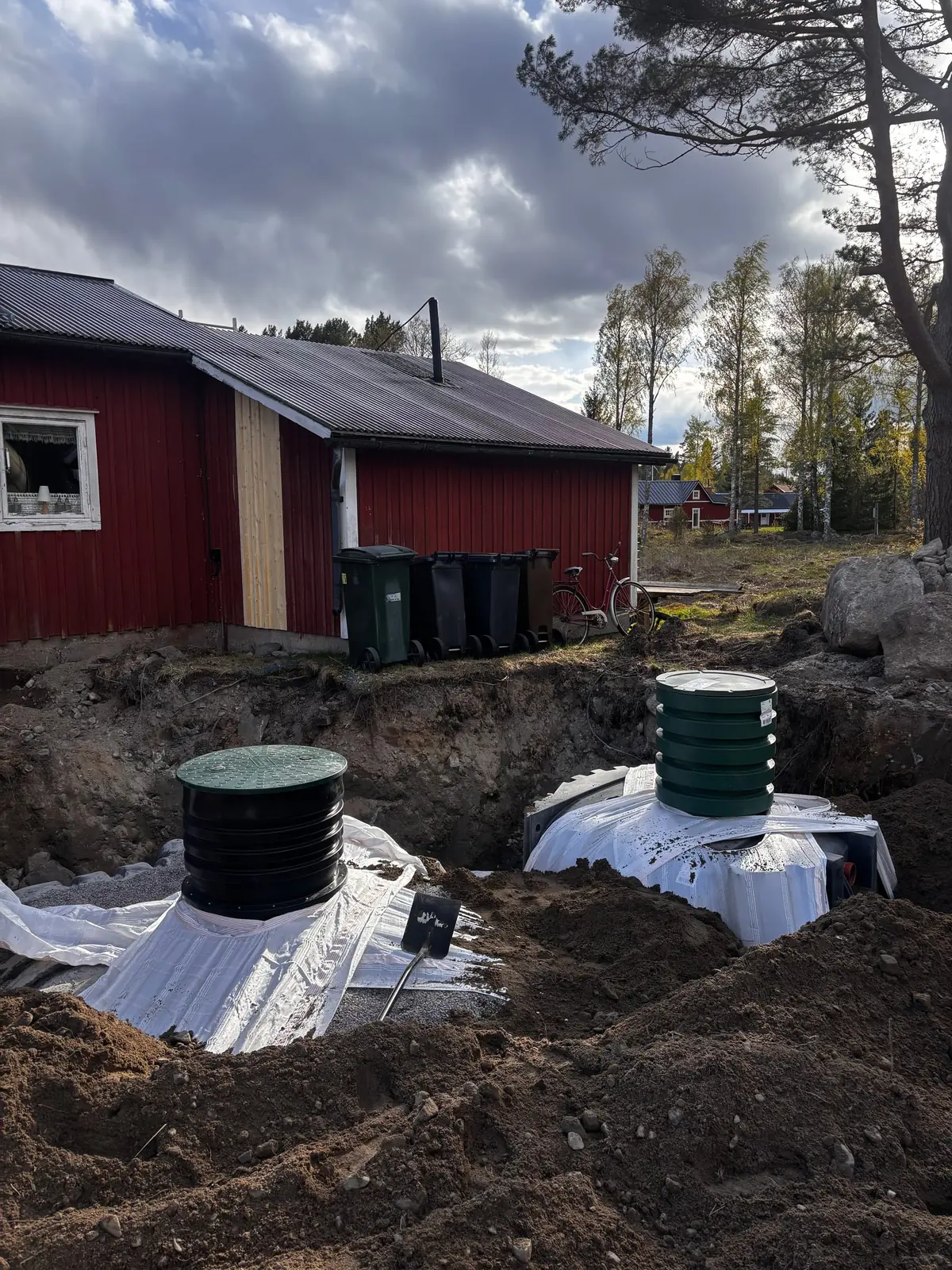 Två installerade brunnar vid röd lantgård
