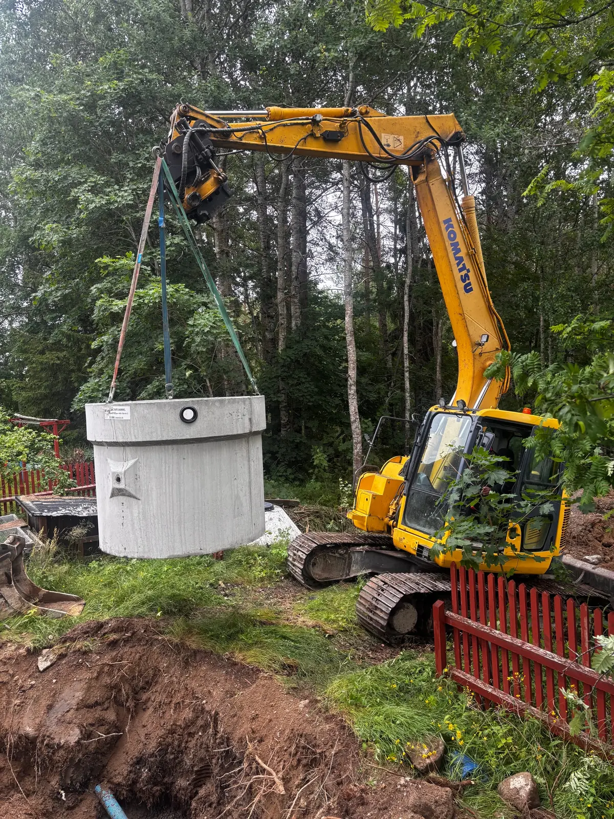 Betongbrunn lyfts på plats i skogsmiljö