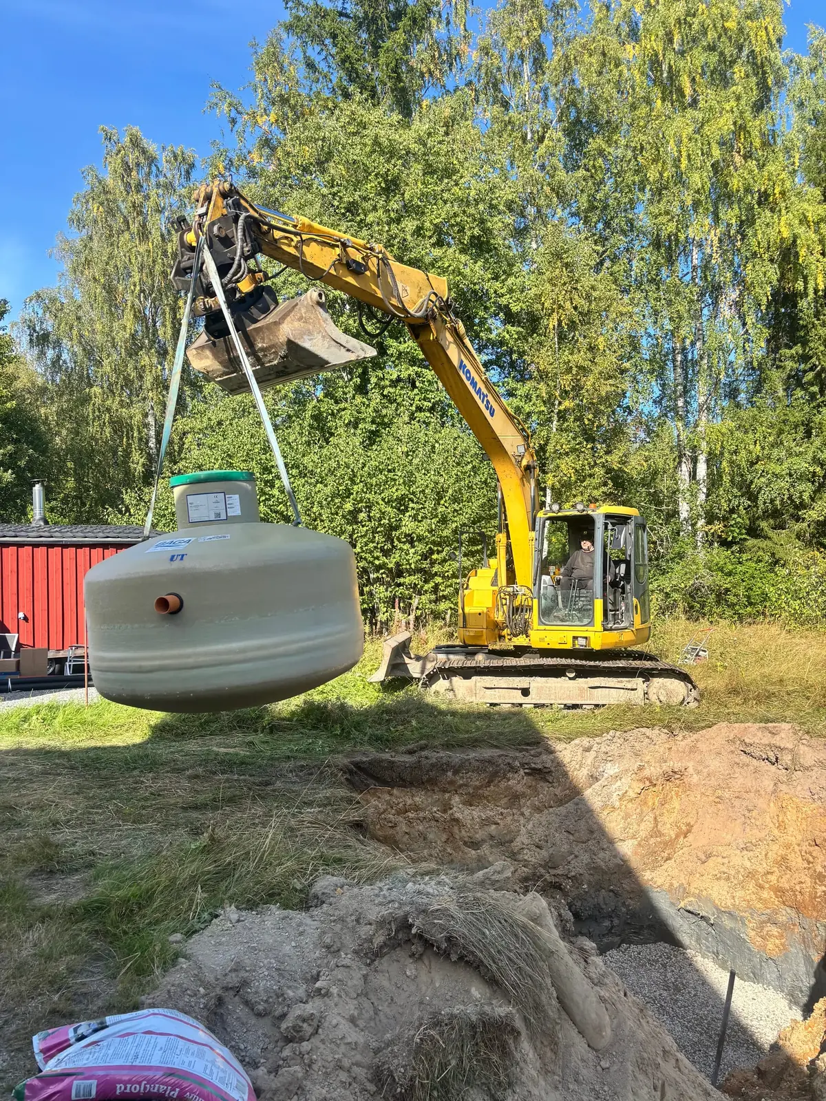 Slamavskiljare lyfts på plats